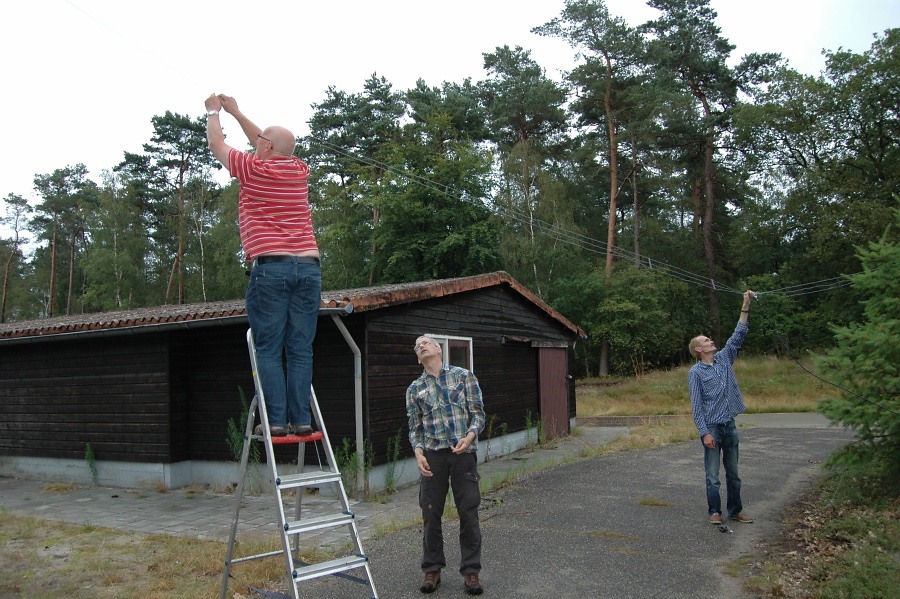 3. De antenne wordt opgehangen